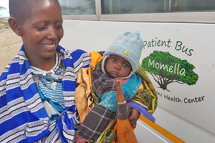 170048 - Ein Bus bringt arme Massai-Völker ins Spital