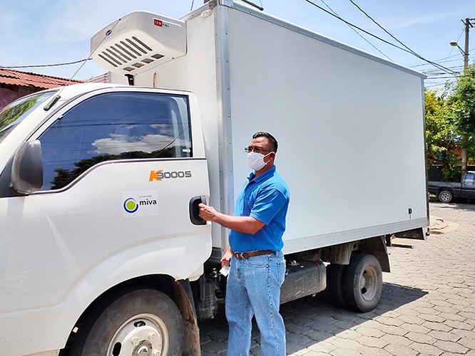 190008 - Ein Lkw liefert Essen in die Slums von Nicaragua