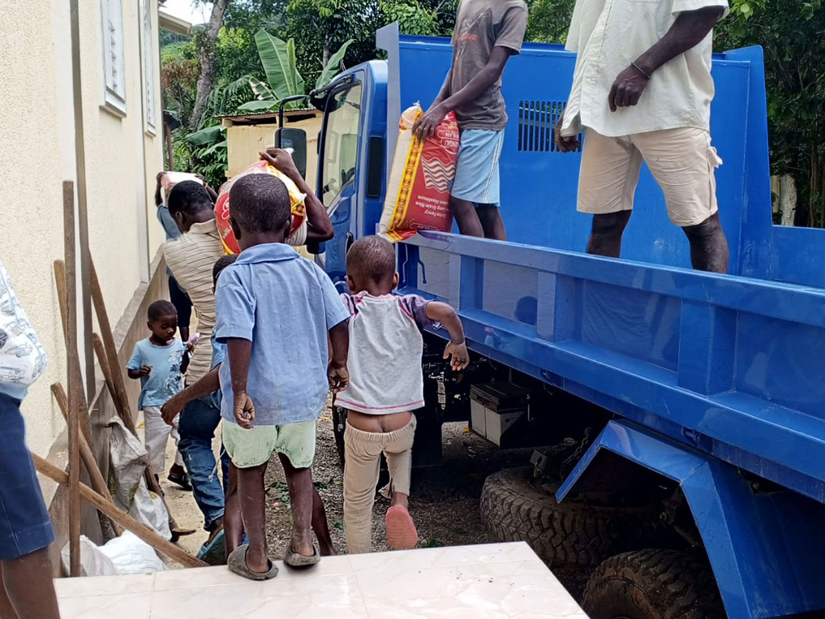 220040 - Ein Lastwagen bringt Hoffnung ins Bergland