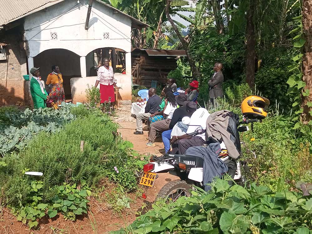 230025 - Des motos apportent le savoir à des familles paysannes isolées