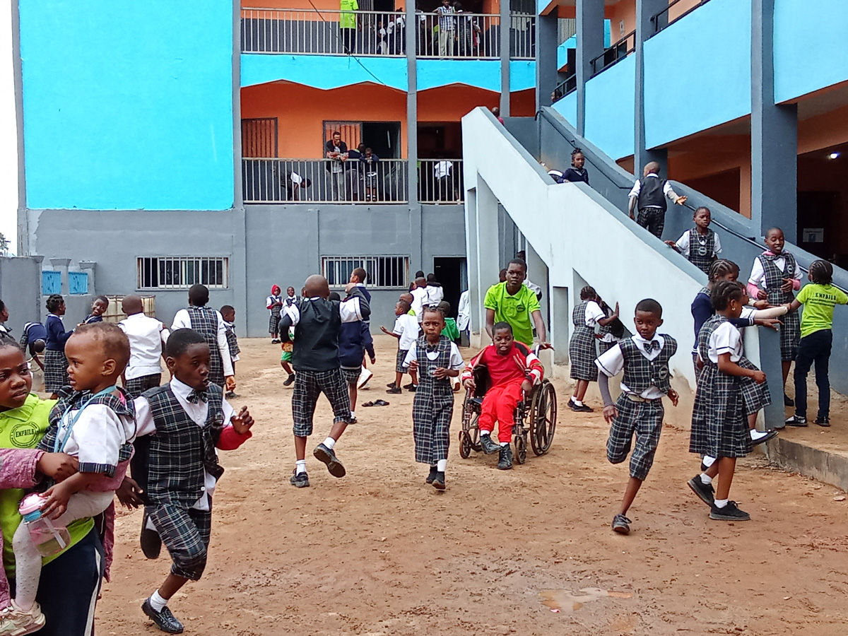 240010 - Kamerun: Dank einem Bus haben sehbehinderte und blinde Kinder Zugang zu Schulbildung