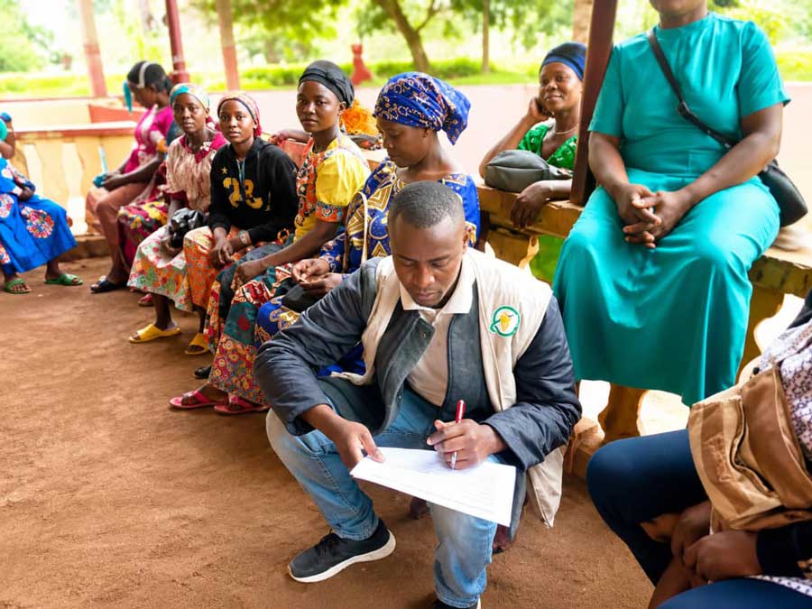 260018 - Kamerun: Humanitäre Hilfe und Einkommen für verletzliche Menschen in Krisengebieten