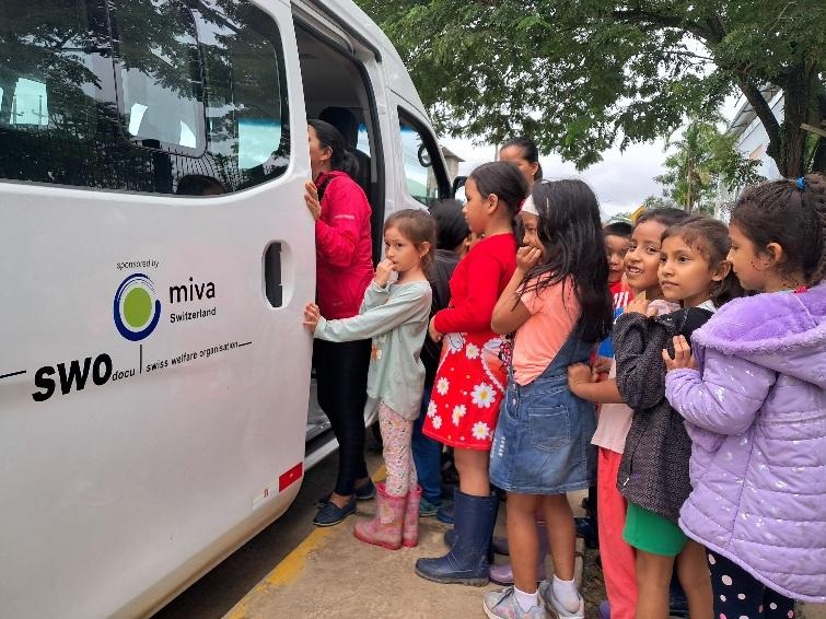 230035 - Un bus scolaire pour éduquer à l’environnement dans la forêt tropicale